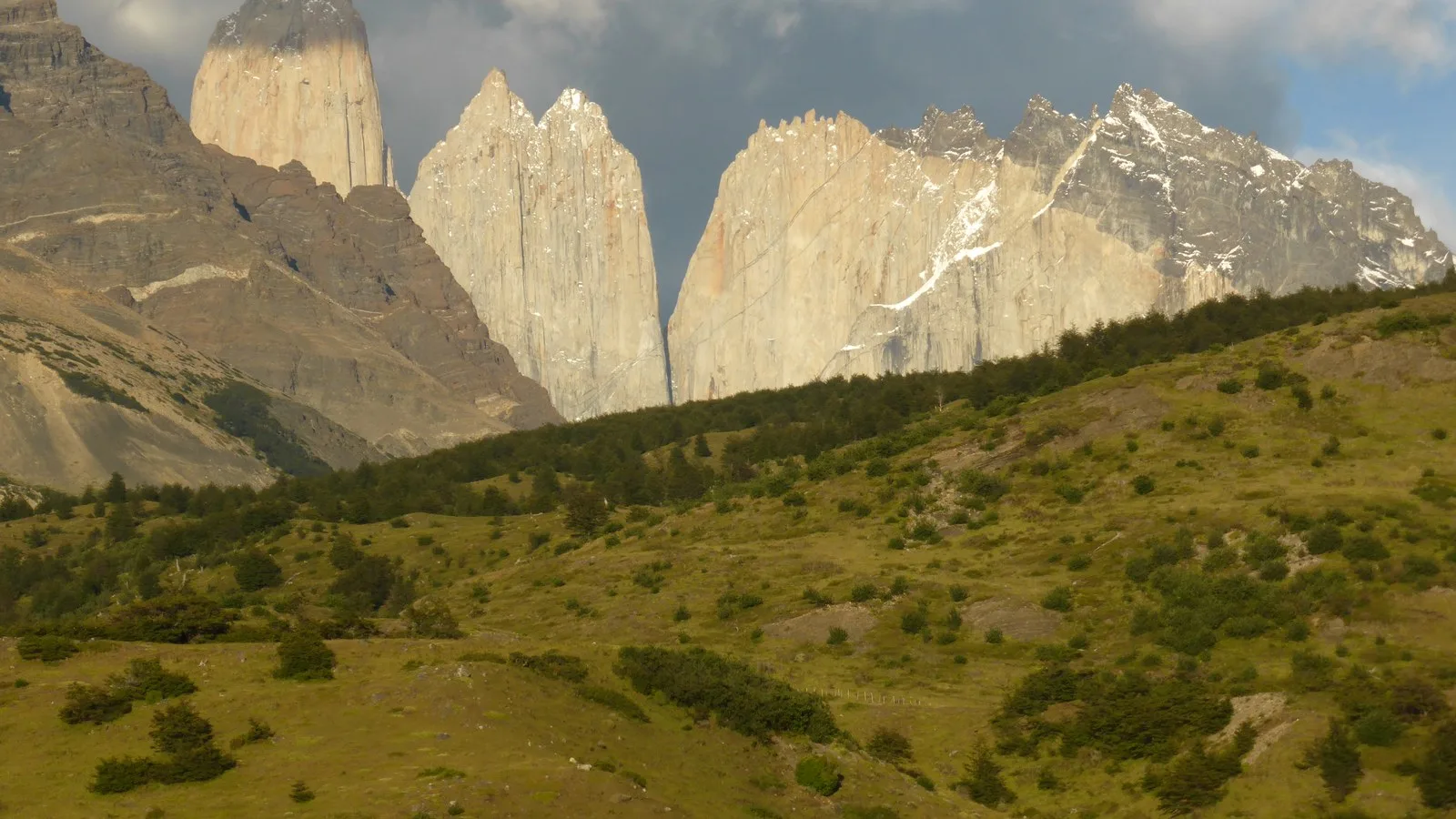 Das Torres-del-Paine-Massiv in der chilenischen Patagonien, mit Central Tower und North Tower über einem türkisen See unter klarem Himmel.